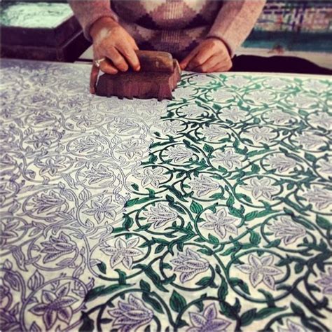 Artisan indien pratiquant la technique du block print sur tissu