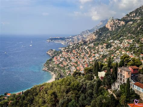 Vue panoramique de la ville de Roquebrune-Cap-Martin et de son environnement côtier