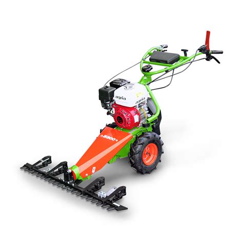 une motofaucheuse Agria 5300 en action sur un terrain en pente