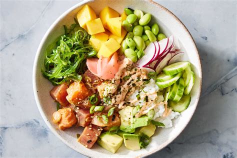 Assortiment de poke bowls frais et colorés