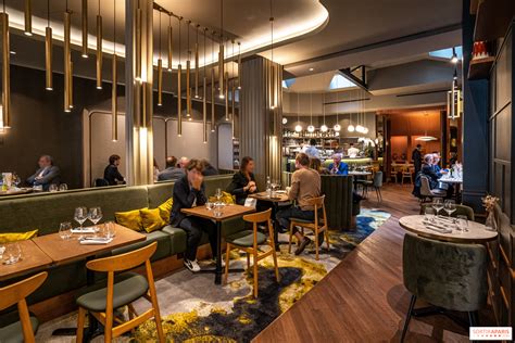 Intérieur chaleureux du restaurant avec des tables dressées