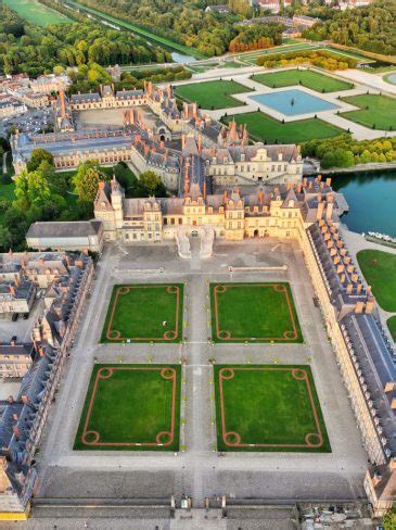 Vue aérienne du château de Fontainebleau et de ses jardins