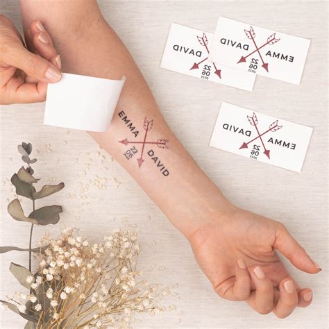 Schéma explicatif montrant la différence entre un tatouage temporaire personnalisé et un tatouage permanent