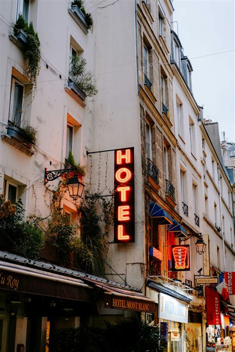 Façade de l'Hôtel Hibiscus avec son enseigne