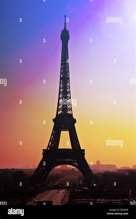 Vue romantique sur la Tour Eiffel au coucher du soleil
