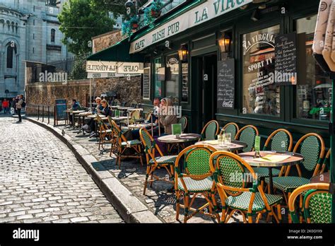 Café parisien typique avec des tables en terrasse