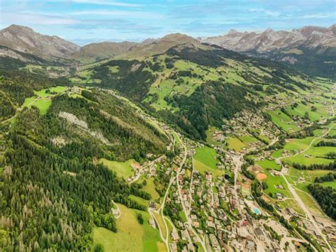 Vue panoramique du village du Grand-Bornand avec ses chalets traditionnels et les montagnes environnantes