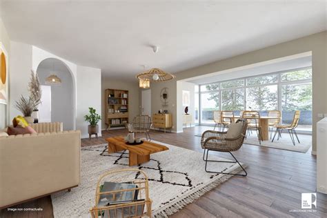 Intérieur d'un appartement de montagne lumineux avec une grande terrasse