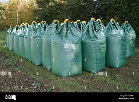 Big bags d'engrais dans un champ