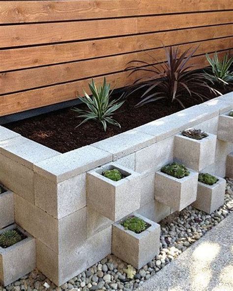 Exemple de muret en blocs de béton avec jardinières intégrées