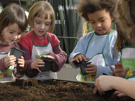 Simon Le Mellec animant un atelier de jardinage participatif pour enfants