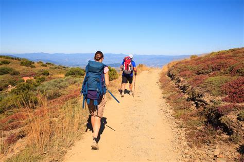 Paysage typique des chemins de Compostelle avec un marcheur en arrière-plan