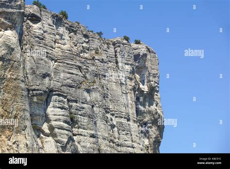 Paysage de l'Himalaya népalais avec des falaises escarpées où nichent les abeilles