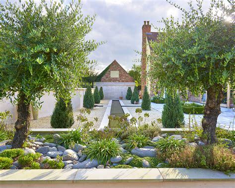 Vue panoramique d'un jardin paysager normand avec des essences locales