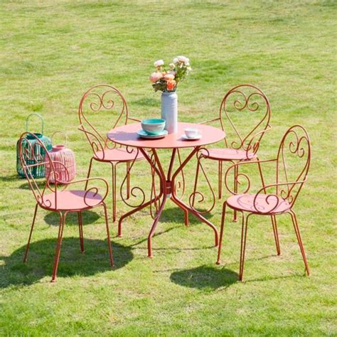 Mobilier de jardin en fer forgé au style Art nouveau dans un cadre provençal