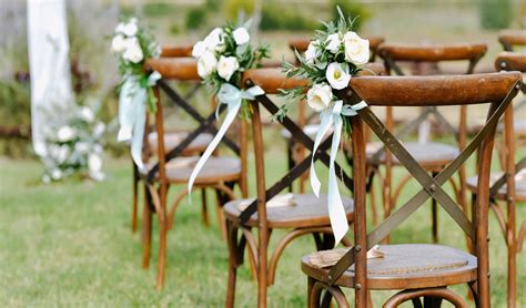 Schéma de décoration florale pour chaises en fer forgé lors d'un mariage