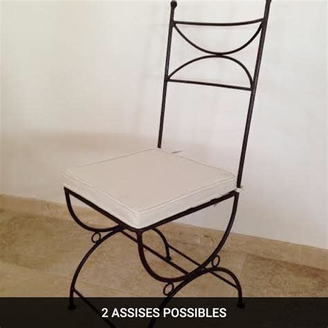 Chaise en fer forgé avec coussin rembourré dans un intérieur moderne