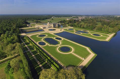 Vue panoramique du jardin à la française du château de Chantilly