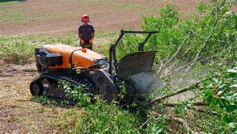 Opérateur contrôlant une débroussailleuse à chenilles avec une télécommande