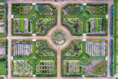 Vue aérienne d'un potager traditionnel en Provence