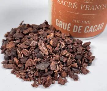Photographie macro de fèves de cacao torréfiées et grué