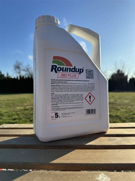 Bouteille de désherbant Roundup avec étiquette d'avertissement