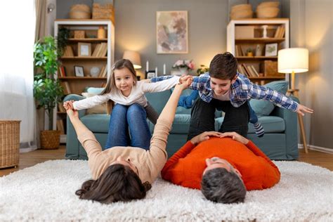 Famille de furets jouant ensemble