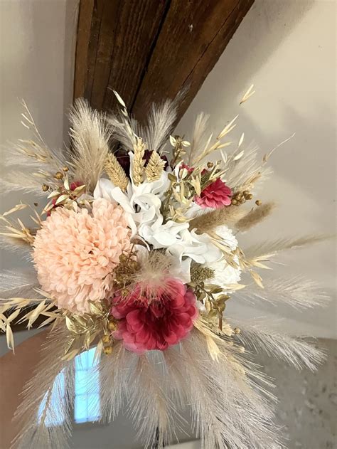 Exemple d'attrape-rêves avec des fleurs séchées et des plumes