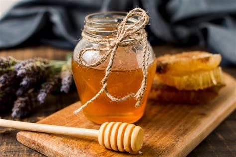 Pot de miel de rhododendron avec une cuillère en bois