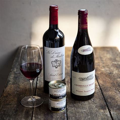 une bouteille de vin rouge élégamment présentée sur une table en bois