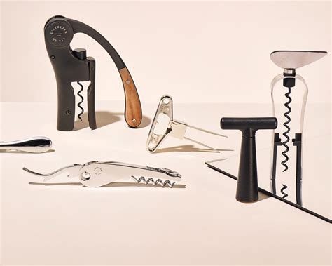 collection d'accessoires de sommelier incluant un tire-bouchon et une carafe
