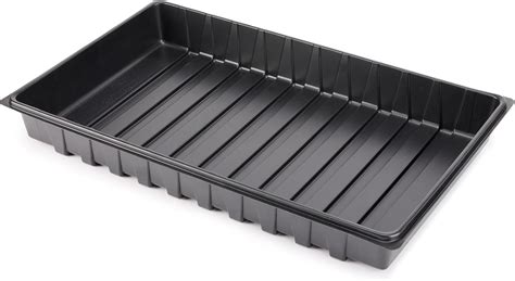 Vue d'ensemble d'un plateau de culture rectangulaire noir utilisé pour organiser des godets de semis sur une étagère en intérieur