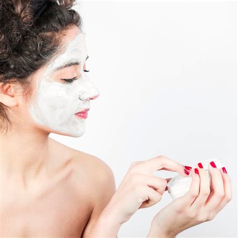 femme appliquant un masque naturel au café sur son visage