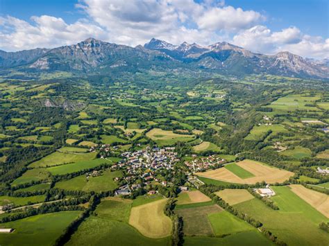 Paysage de bocage traditionnel dans le Champsaur avec ses haies de frênes et de fayards