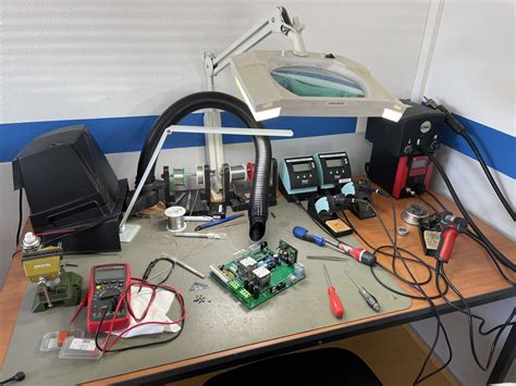 Photo d'un atelier de réparation moderne avec outils de diagnostic électronique