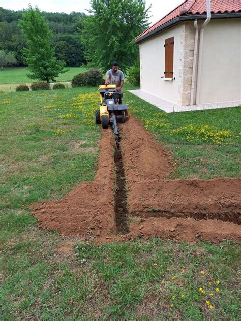 Diagramme montrant la technique de tranchée pour enterrer les bords d'une toile de paillage