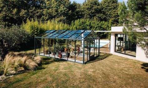 paysage de jardinerie moderne avec serres et espace végétal