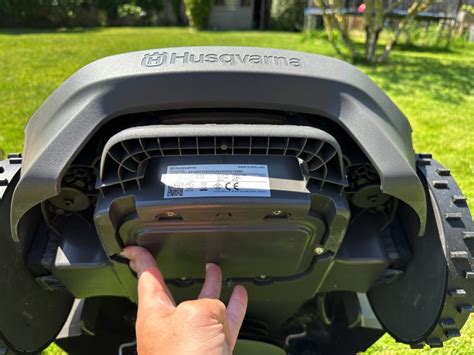 Robot Husqvarna Nera 320 en fonctionnement sur une pelouse résidentielle