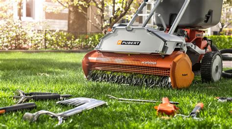 Scarificateur électrique en action sur une pelouse