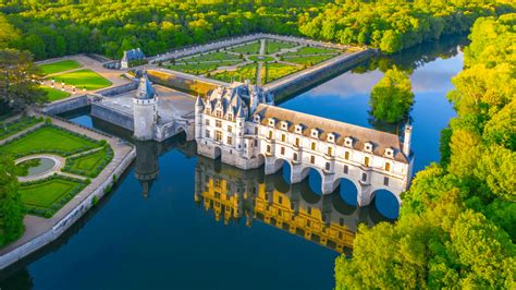 Vue aérienne du château de Chenonceau et de ses jardins Renaissance