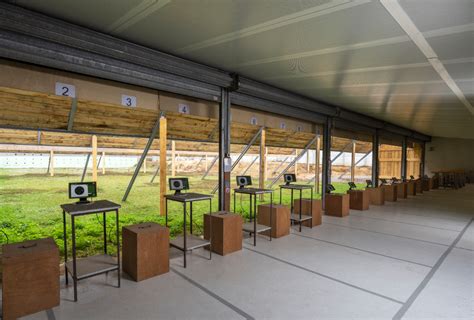 Vue aérienne d'un stand de tir sécurisé avec les zones de sécurité marquées
