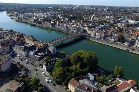 Vue générale de Corbeil-Essonnes et de ses infrastructures urbaines