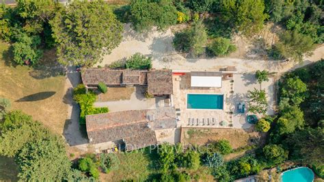 Vue aérienne d'une bastide provençale avec jardin et piscine