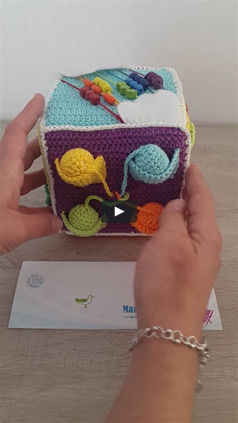Schéma explicatif montrant l'assemblage d'un cube d'éveil en crochet