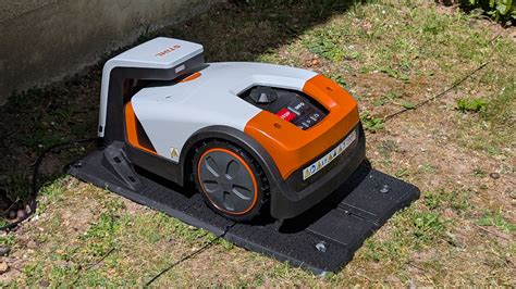 Robot tondeuse STIHL iMOW en action sur une pelouse parfaitement entretenue