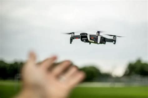 Drone suiveur en action suivant un skieur