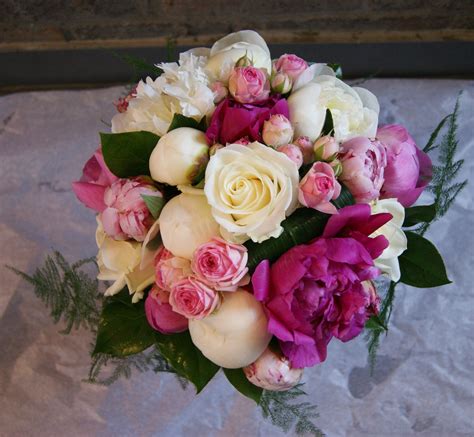 Composition florale harmonieuse mêlant hortensias, pivoines et roses