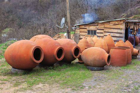 Qvevri enterrée avec du vin en fabrication en Kakhétie