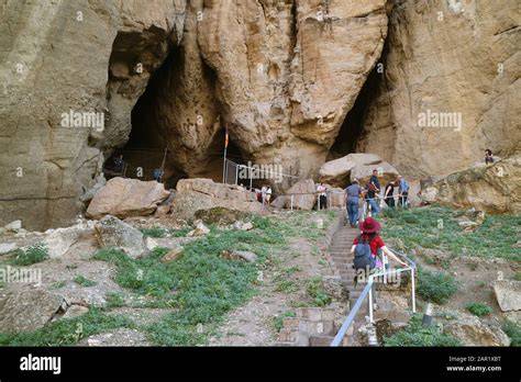 Entrée de la cave d'Areni-1, Arménie