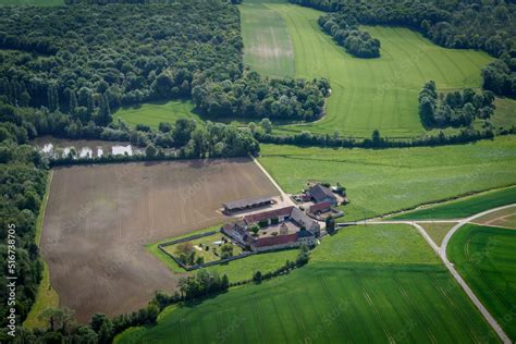 Vue aérienne d'une ferme prospère